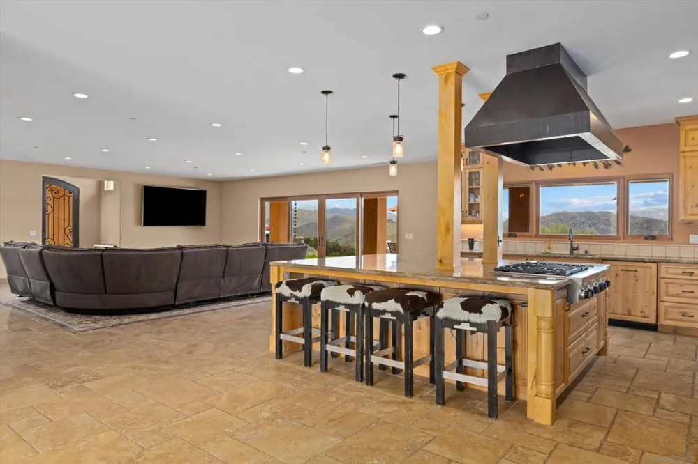 3023 Via Viejas Alpine, CA 91901