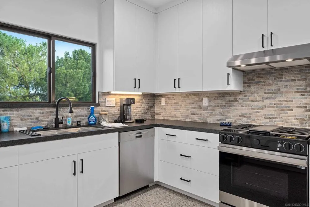 3023 Via Viejas Alpine, CA 91901