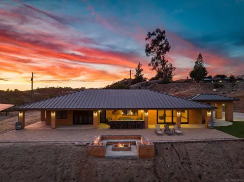 3023 Via Viejas