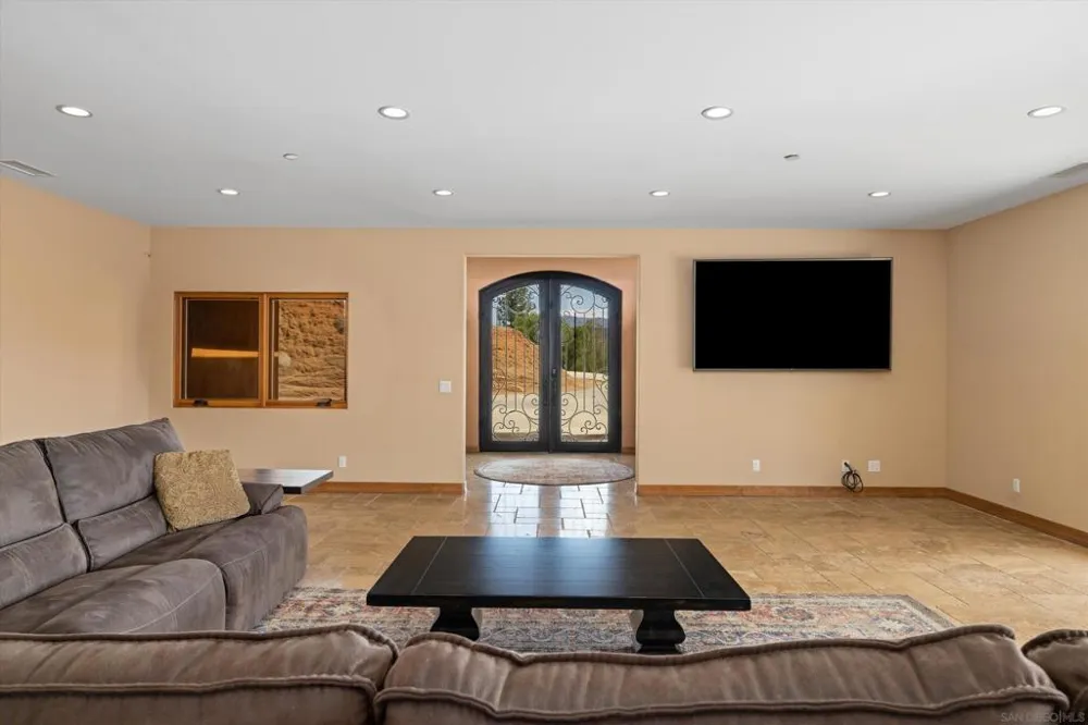 3023 Via Viejas Alpine, CA 91901