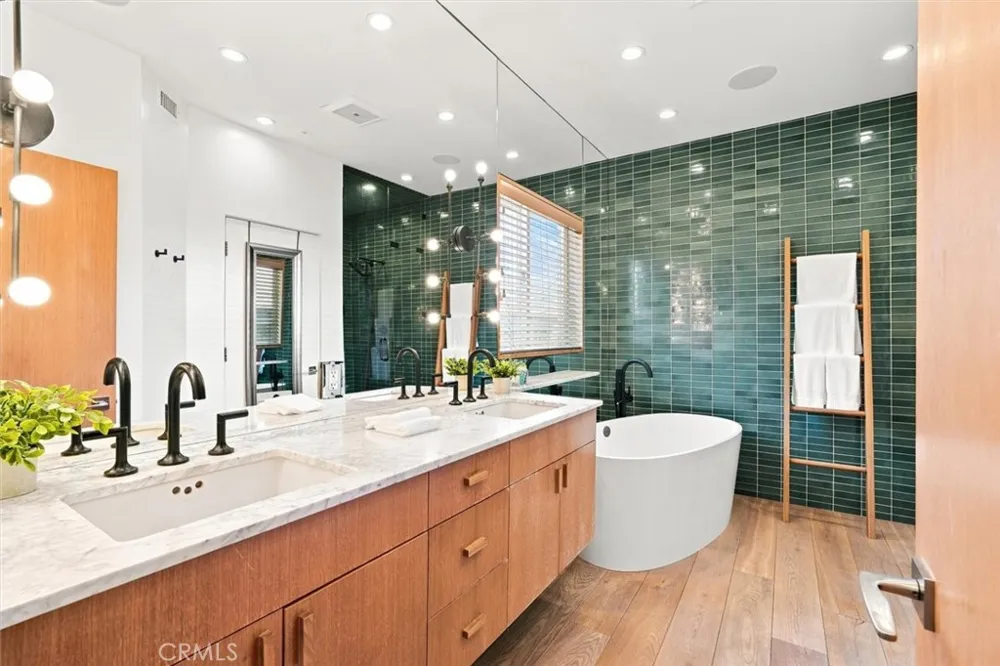 217 8th Place Manhattan Beach, CA 90266