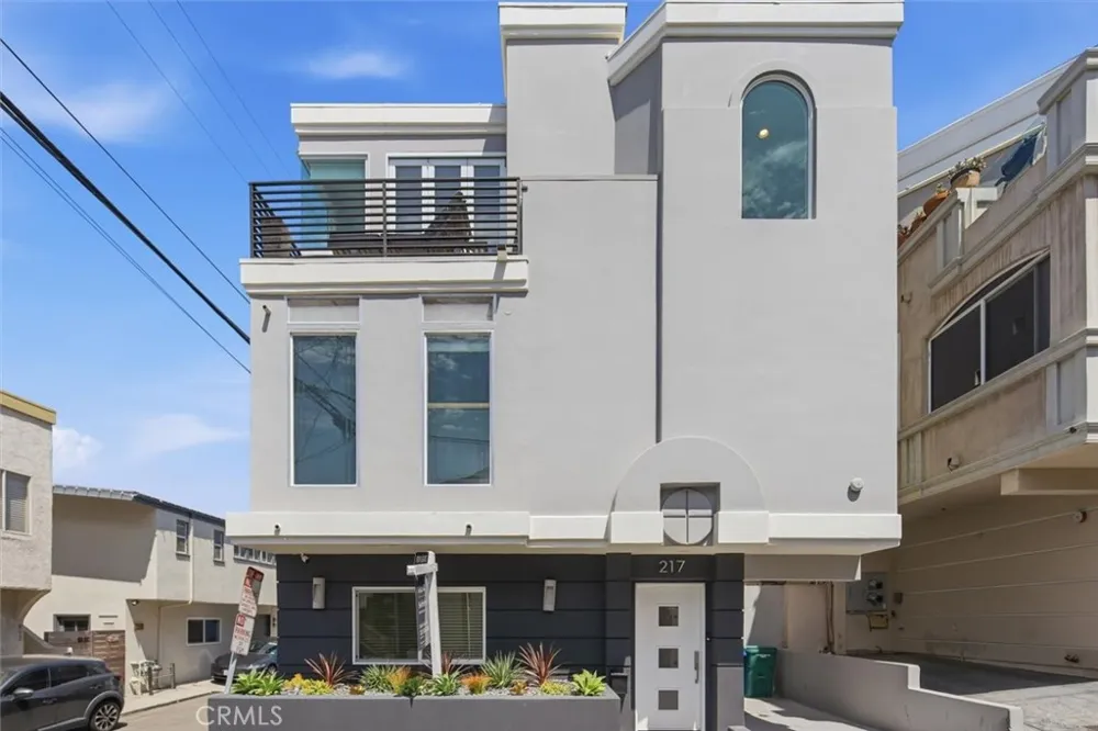 217 8th Place Manhattan Beach, CA 90266