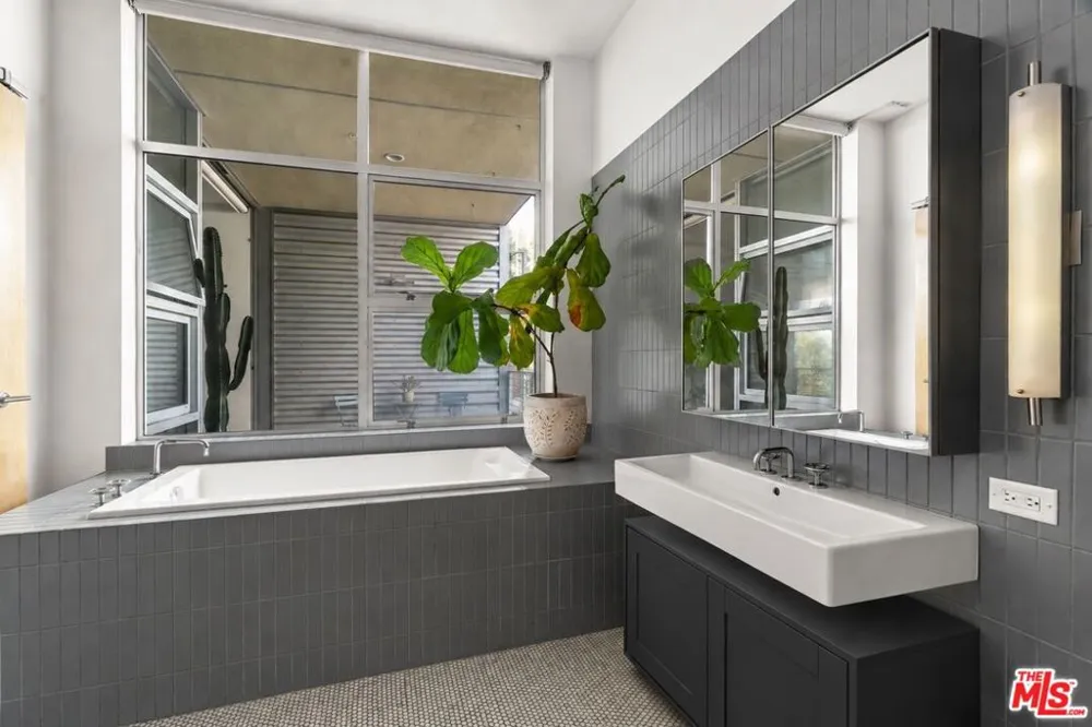 4080 Glencoe Avenue #214 Marina del Rey, CA 90292