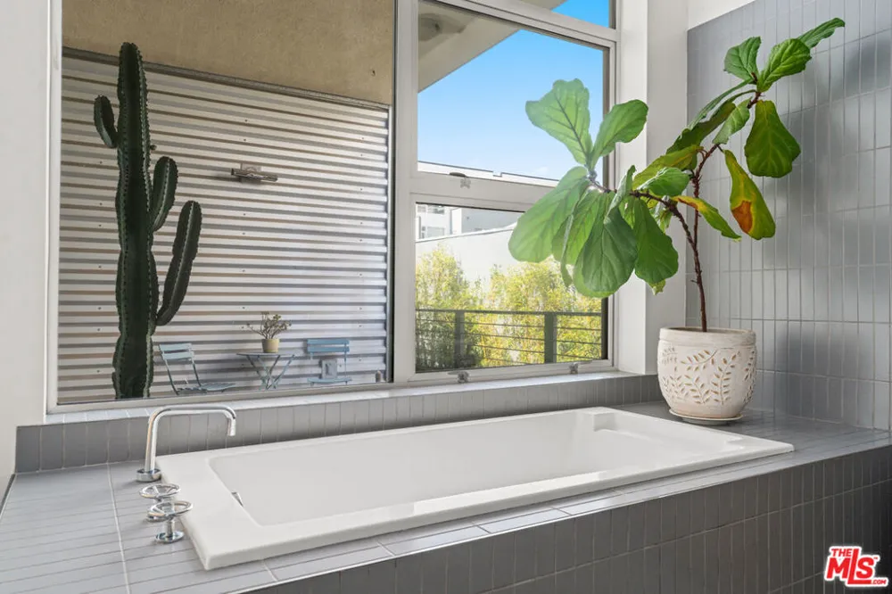 4080 Glencoe Avenue #214 Marina del Rey, CA 90292