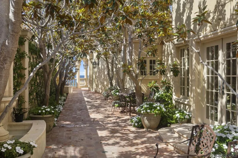 1900 Spindrift Dr La Jolla, CA 92037
