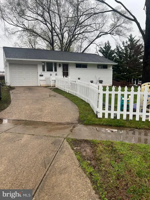 3 LAKECREST CIRCLE