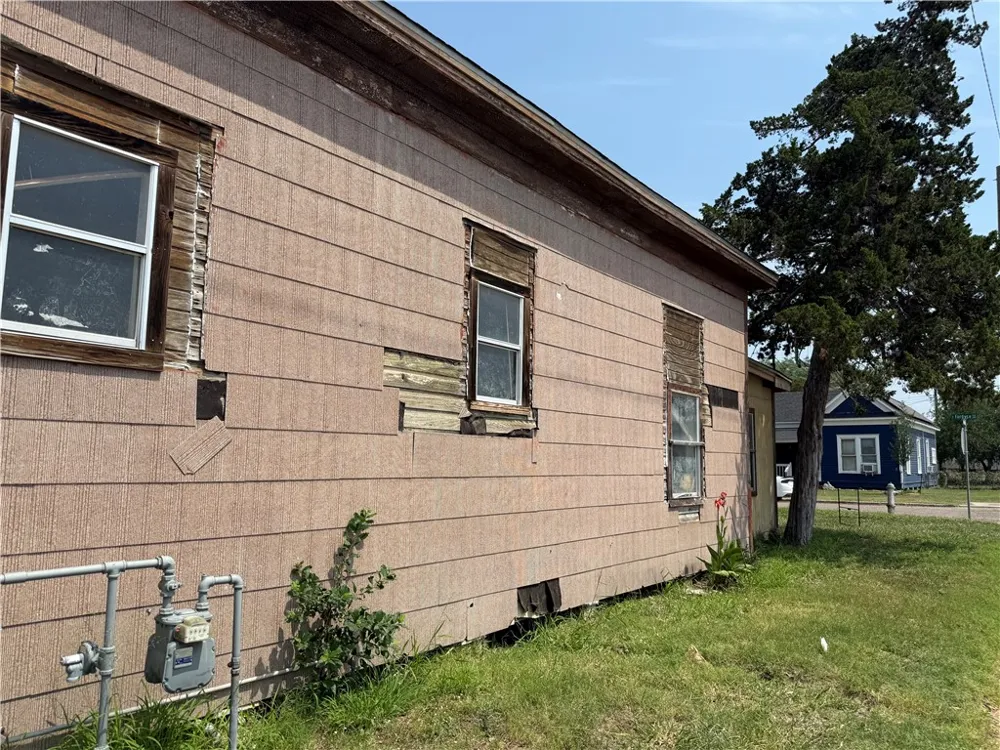 202 E Fordyce Avenue Kingsville, TX 78363