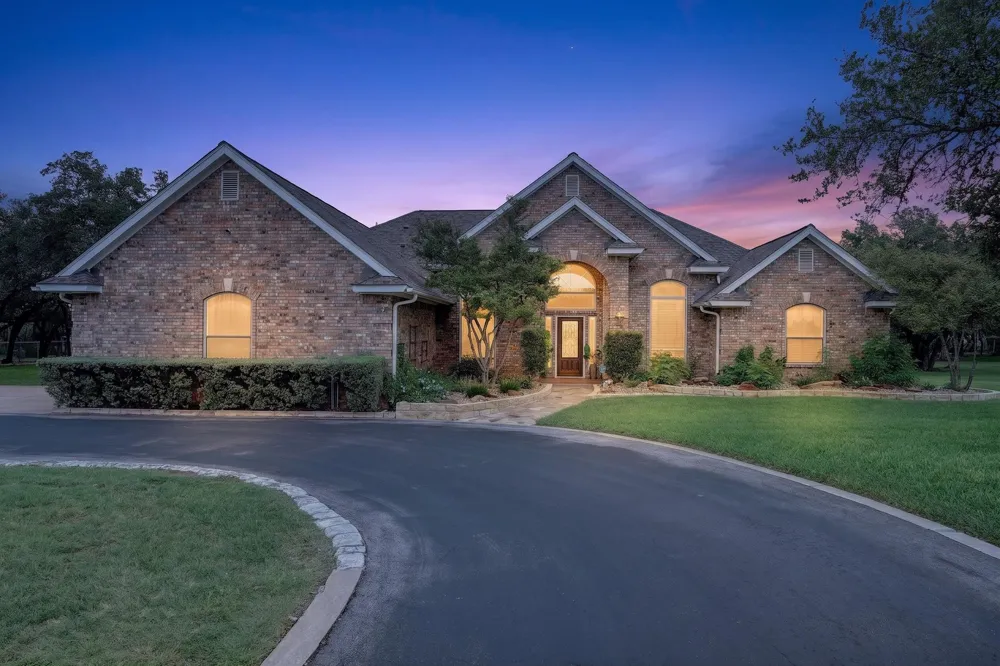 104 Lakewood Trail Leander, TX 78641