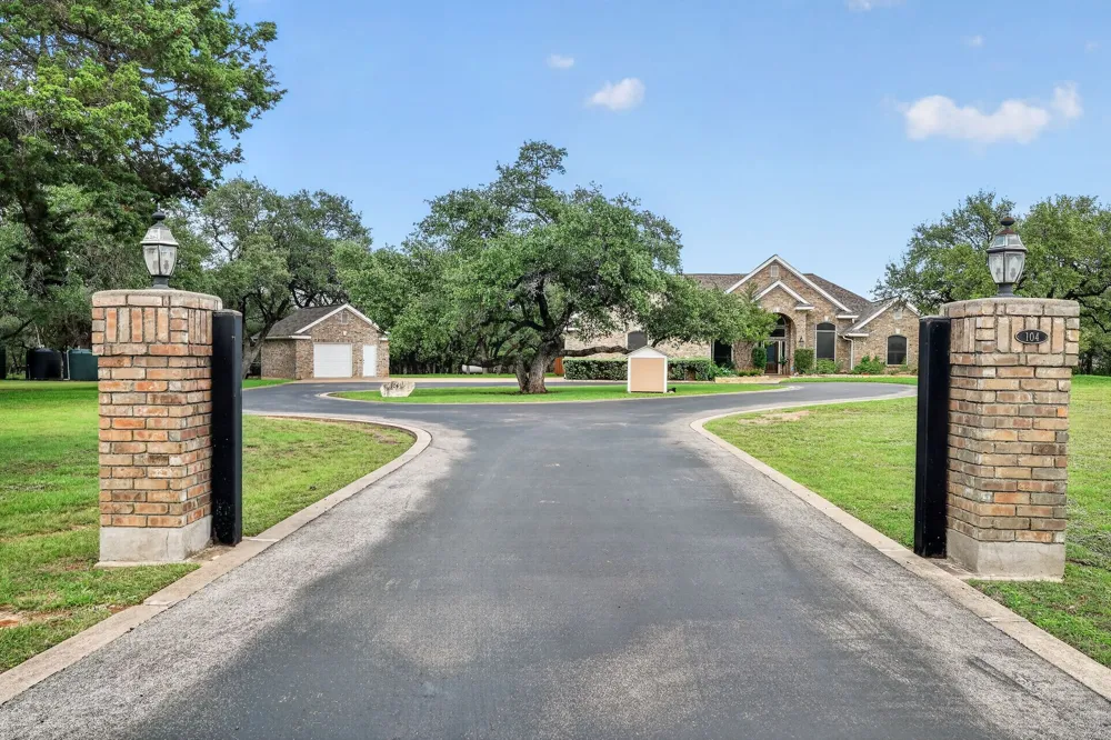 104 Lakewood Trail Leander, TX 78641
