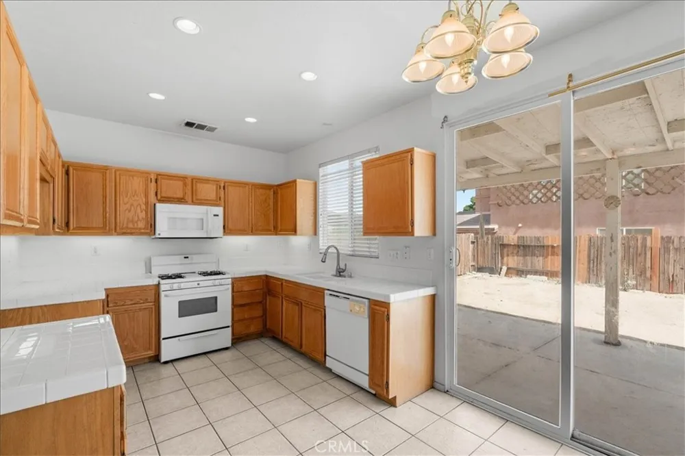 13736 Sunshine Terrace Victorville, CA 92394