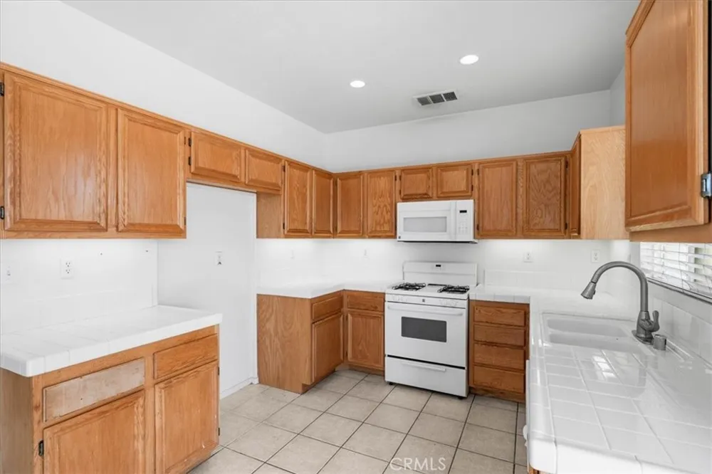 13736 Sunshine Terrace Victorville, CA 92394