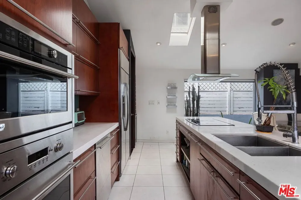 2807 Pacific Avenue Venice, CA 90291