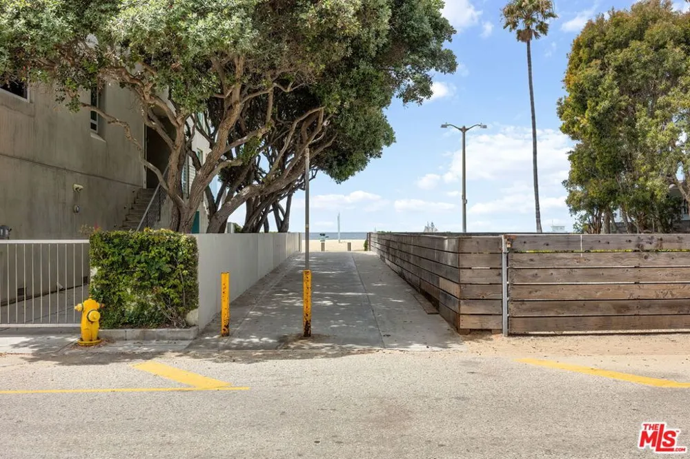 2807 Pacific Avenue Venice, CA 90291