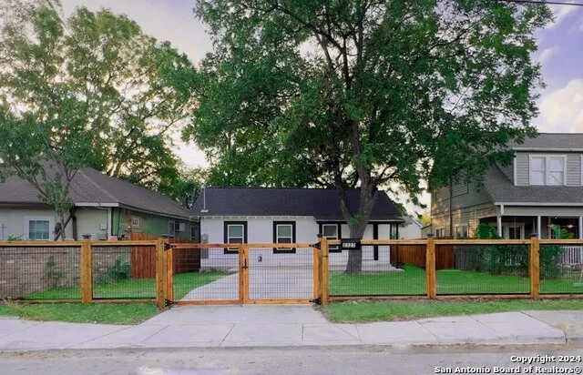 2323 N Elmendorf St San Antonio, TX 78201