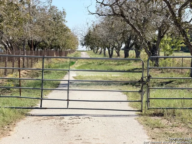 2880 2nd Pleasanton, TX 78064