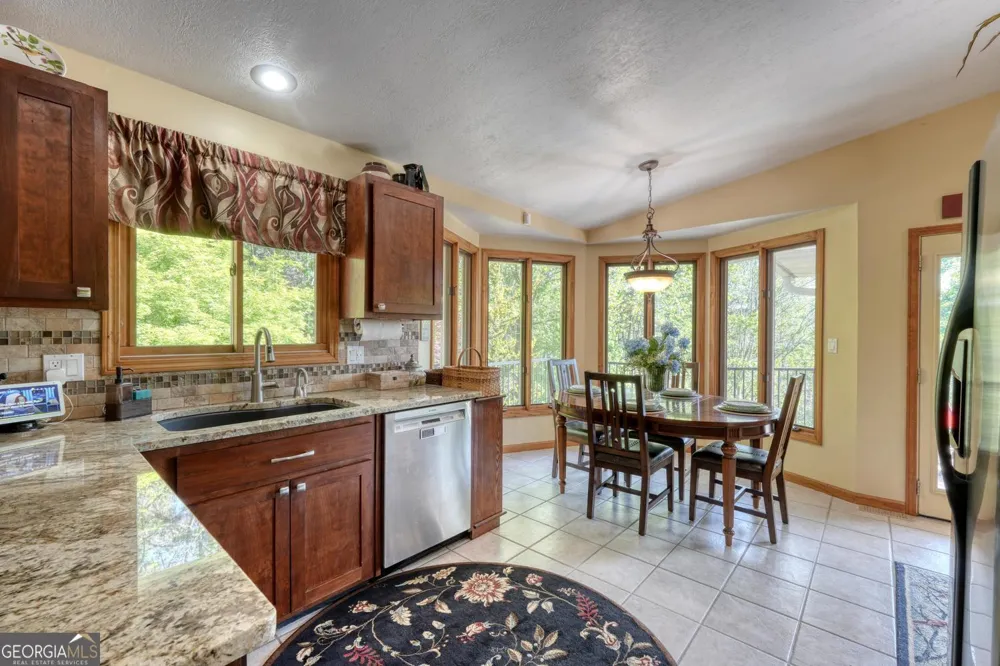 5940 Jackson LN Young Harris, GA 30582