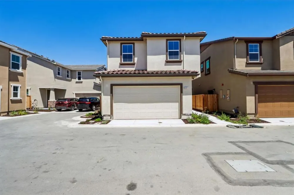 2221 Daisy Drive Hollister, CA 95023