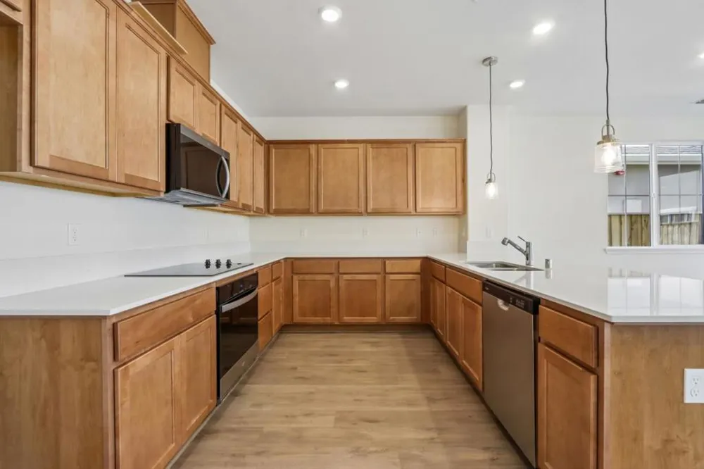 2221 Daisy Drive Hollister, CA 95023