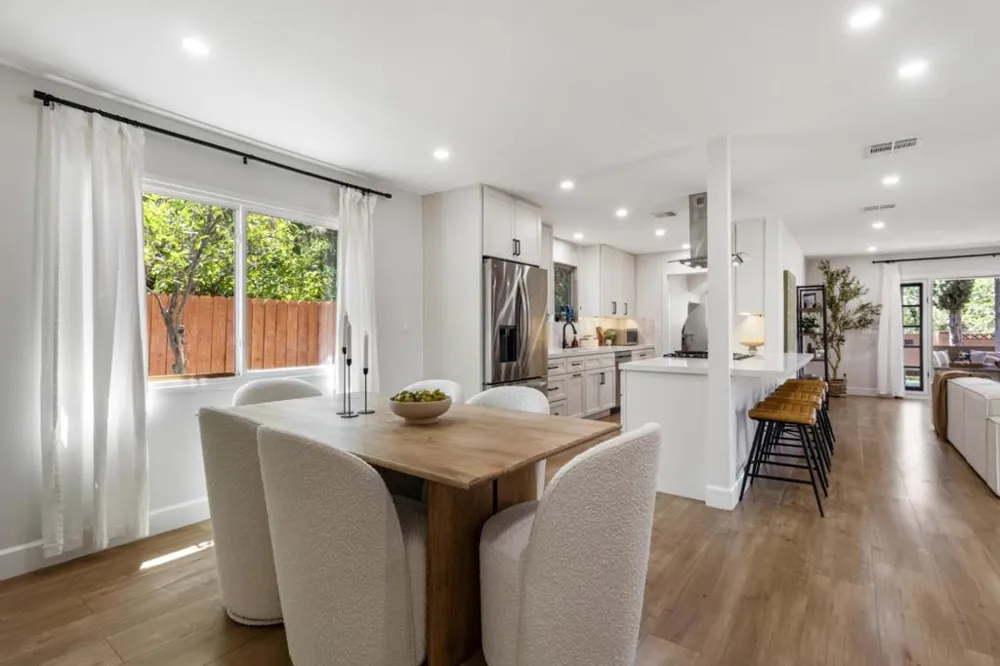 24022 Vanowen Street West Hills, CA 91307