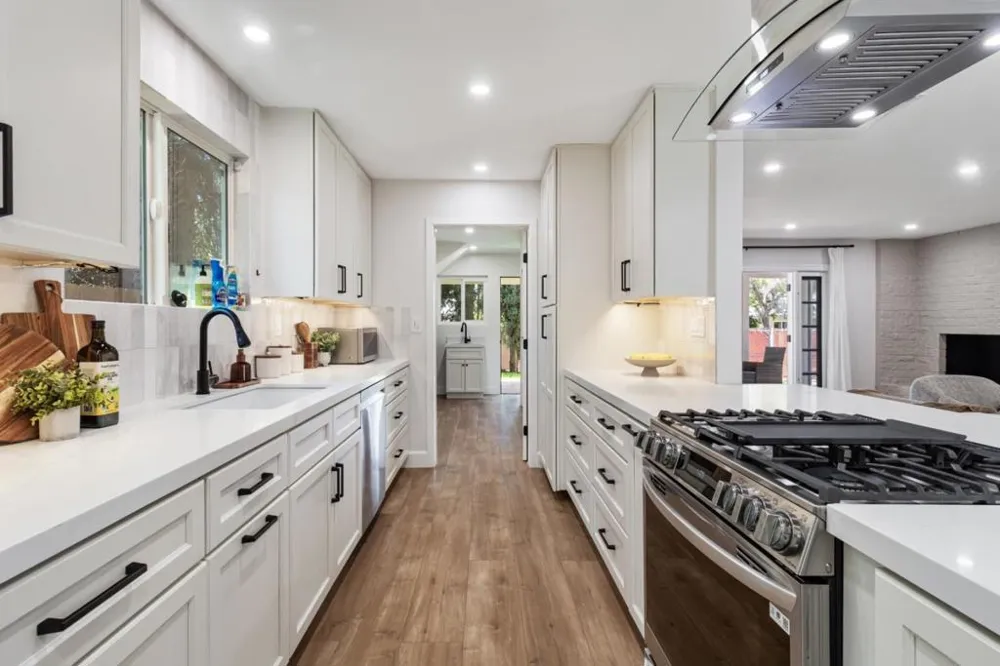 24022 Vanowen Street West Hills, CA 91307