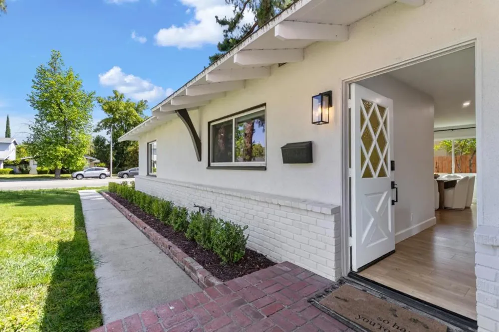 24022 Vanowen Street West Hills, CA 91307