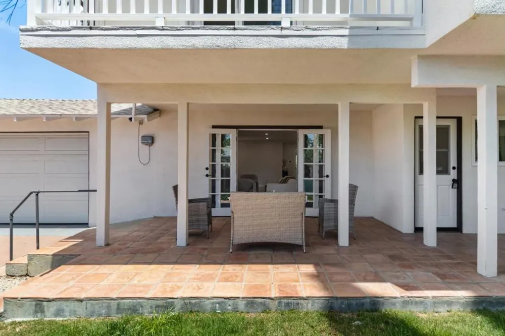 24022 Vanowen Street West Hills, CA 91307