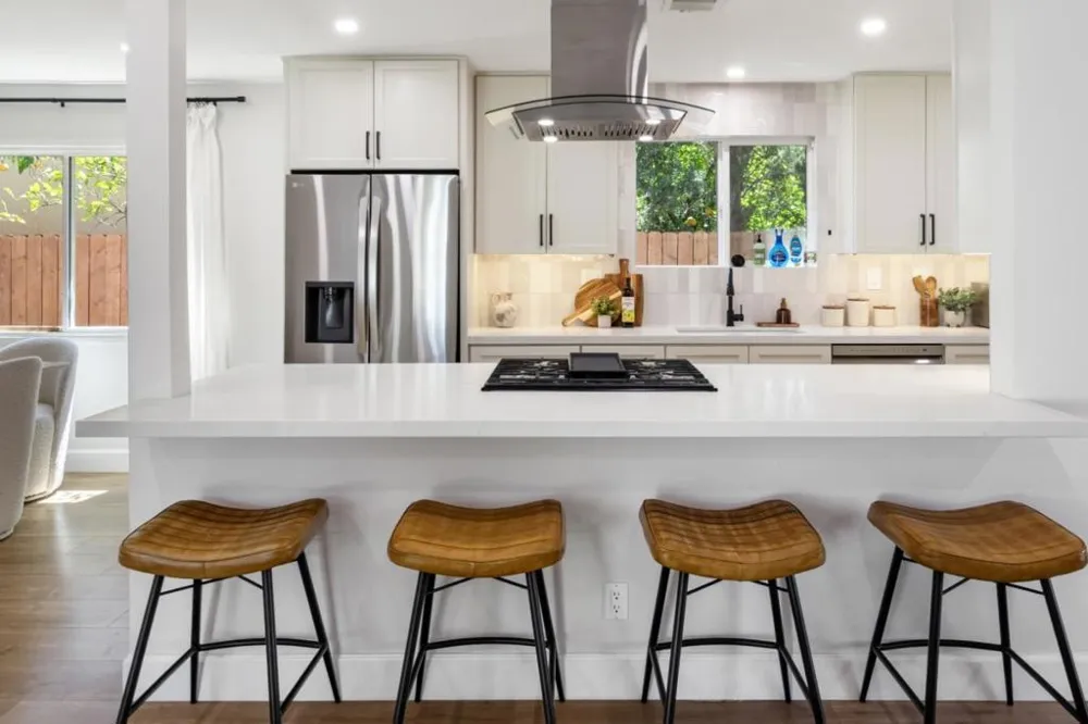 24022 Vanowen Street West Hills, CA 91307