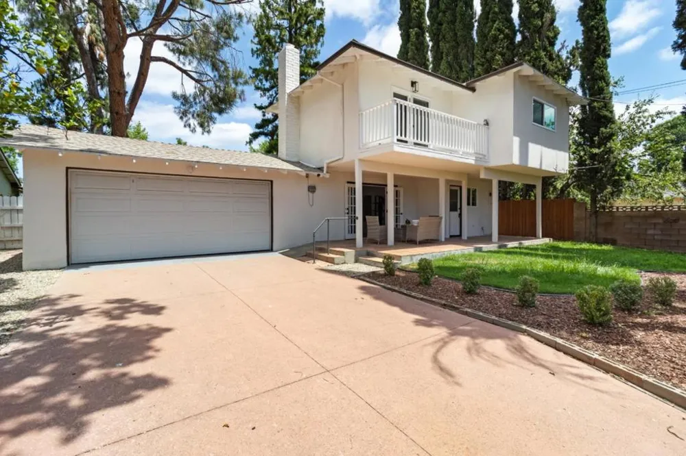 24022 Vanowen Street West Hills, CA 91307