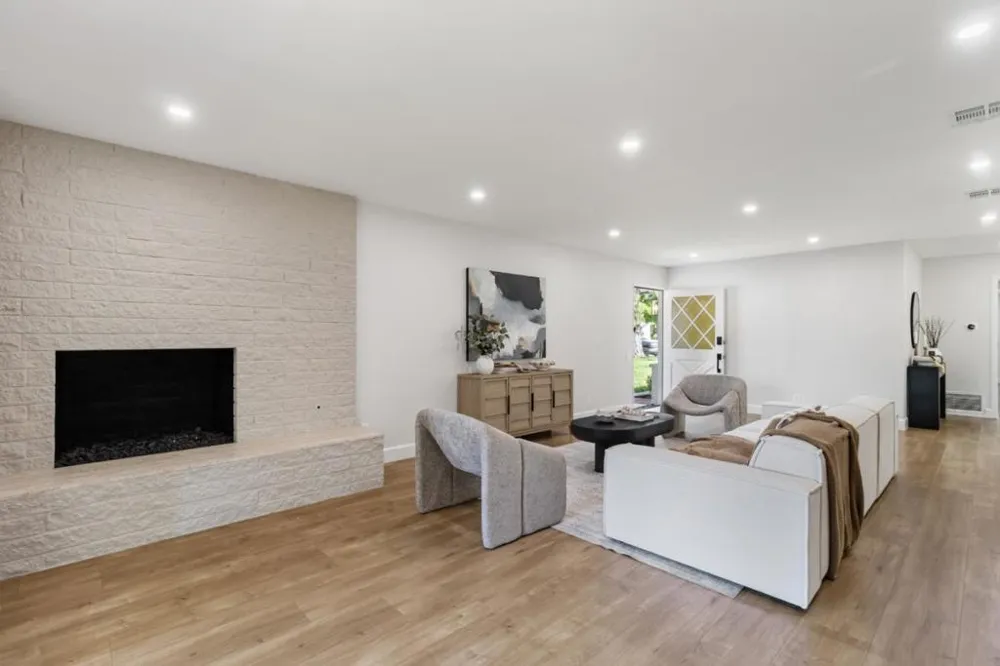 24022 Vanowen Street West Hills, CA 91307