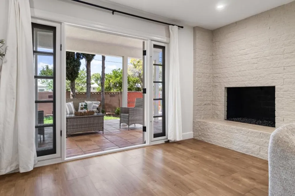 24022 Vanowen Street West Hills, CA 91307