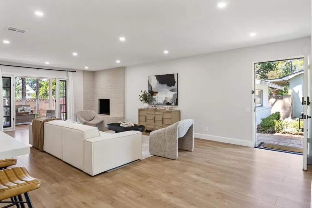 24022 Vanowen Street West Hills, CA 91307