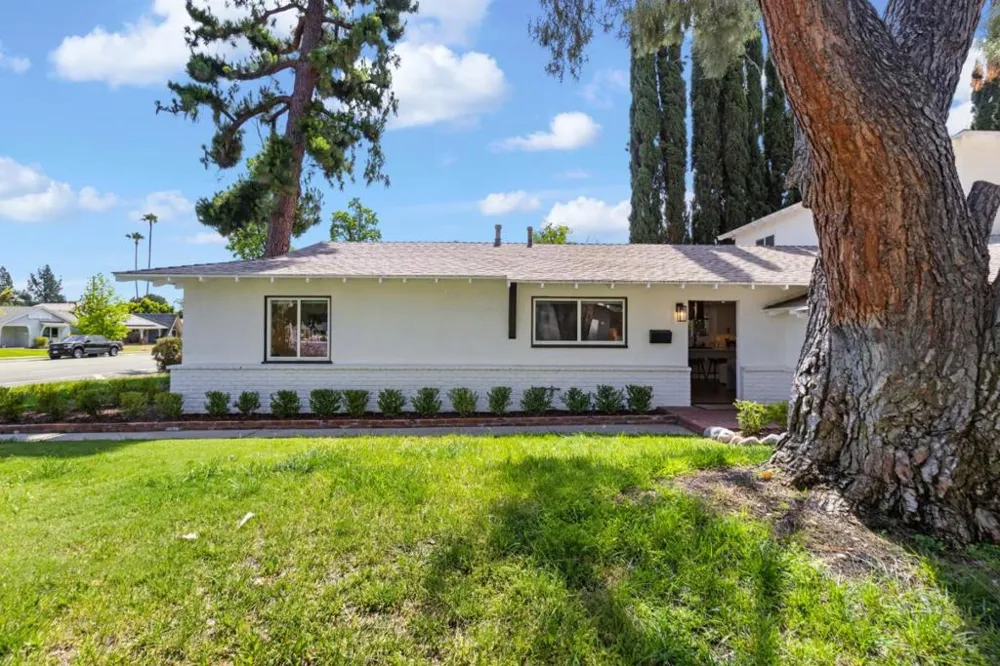 24022 Vanowen Street West Hills, CA 91307