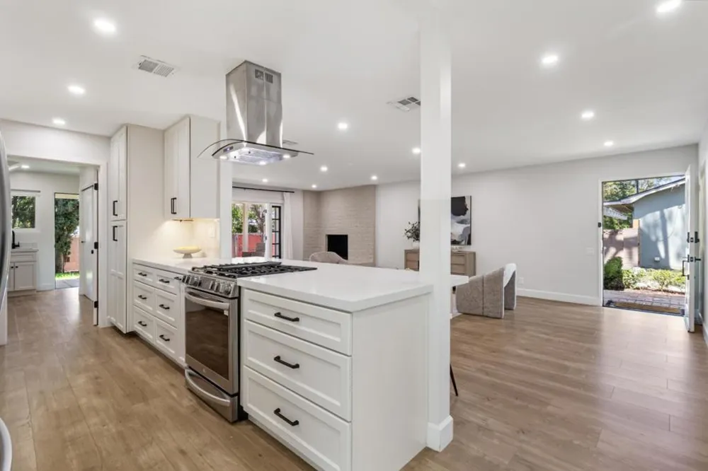 24022 Vanowen Street West Hills, CA 91307