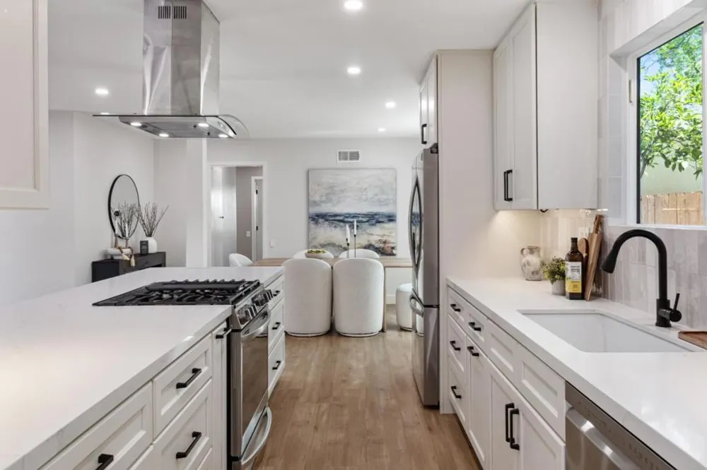 24022 Vanowen Street West Hills, CA 91307