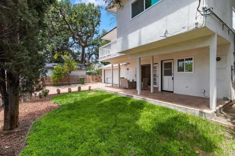 24022 Vanowen Street West Hills, CA 91307