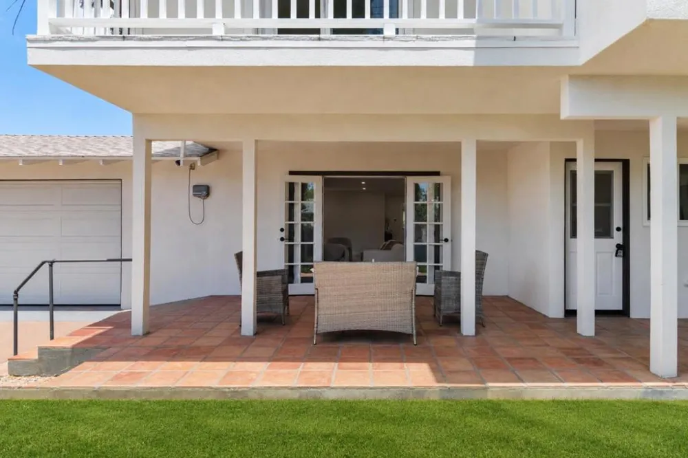 24022 Vanowen Street West Hills, CA 91307