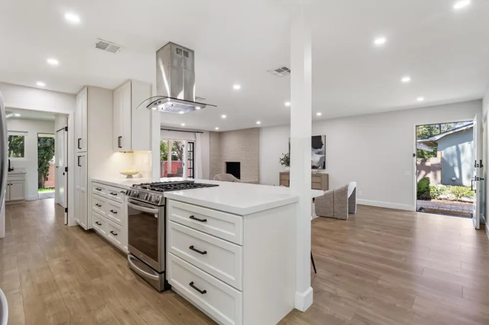 24022 Vanowen Street West Hills, CA 91307