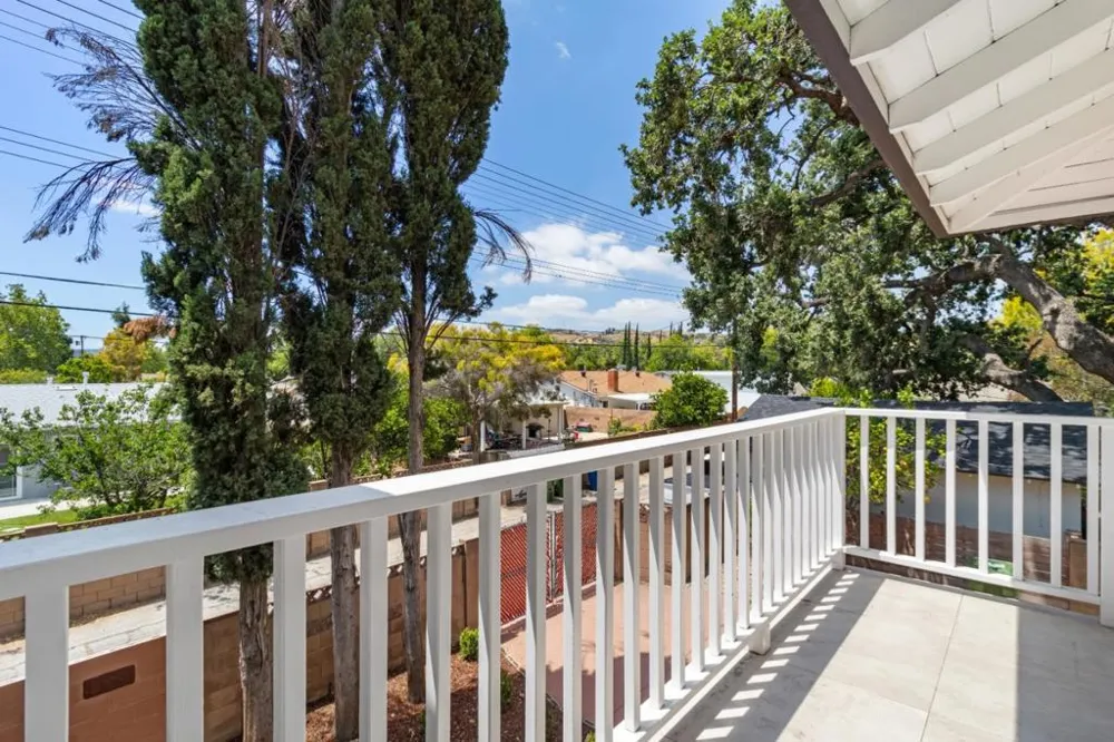 24022 Vanowen Street West Hills, CA 91307