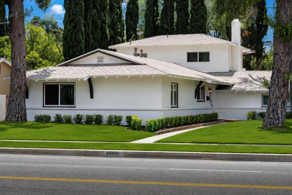24022 Vanowen Street West Hills, CA 91307