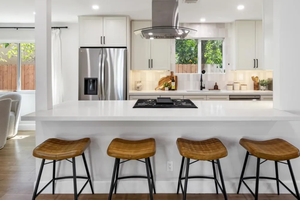 24022 Vanowen Street West Hills, CA 91307
