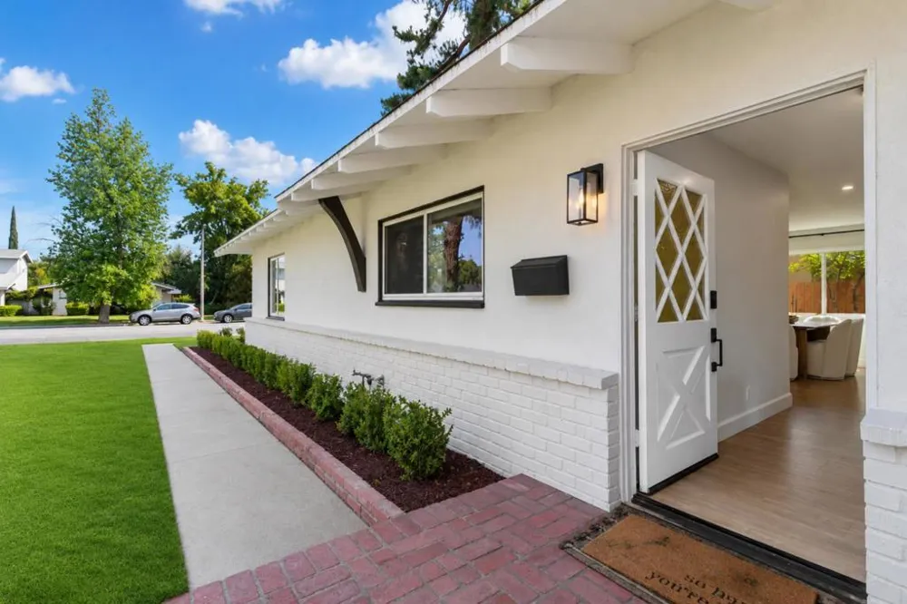 24022 Vanowen Street West Hills, CA 91307