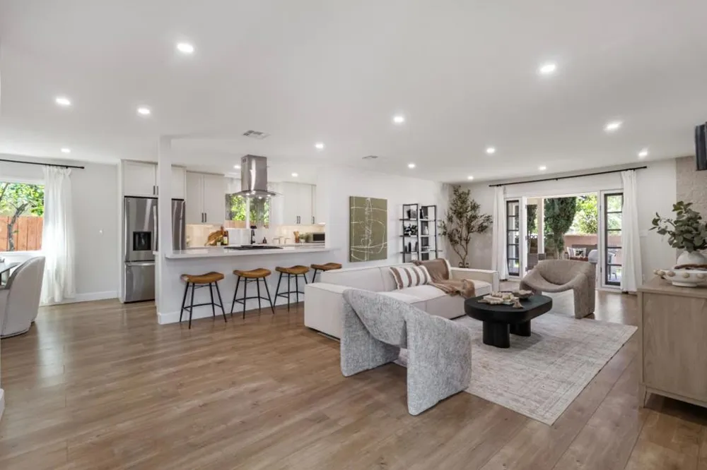 24022 Vanowen Street West Hills, CA 91307
