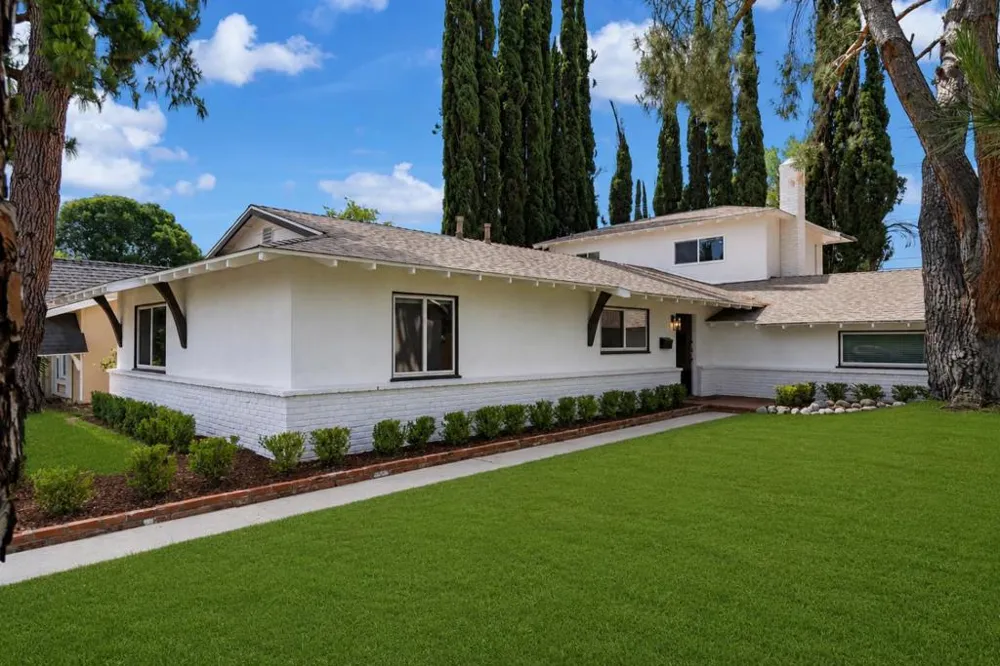 24022 Vanowen Street West Hills, CA 91307