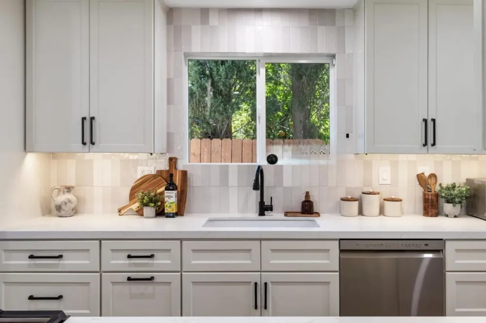 24022 Vanowen Street West Hills, CA 91307
