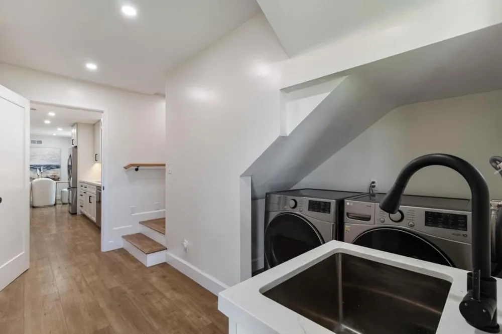 24022 Vanowen Street West Hills, CA 91307