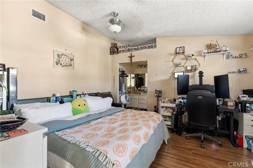 11545 Honeyglen Pacoima, CA 91331
