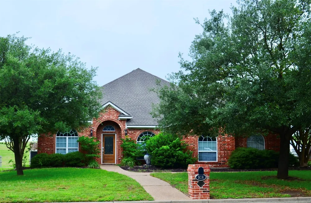 924 Lands End Cove Hewitt, TX 76643