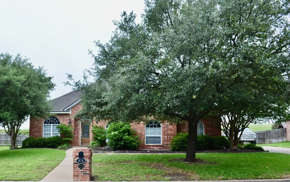 924 Lands End Cove Hewitt, TX 76643
