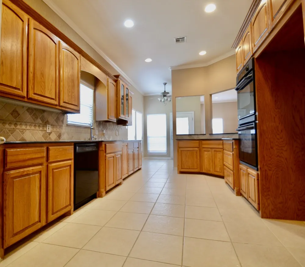 924 Lands End Cove Hewitt, TX 76643
