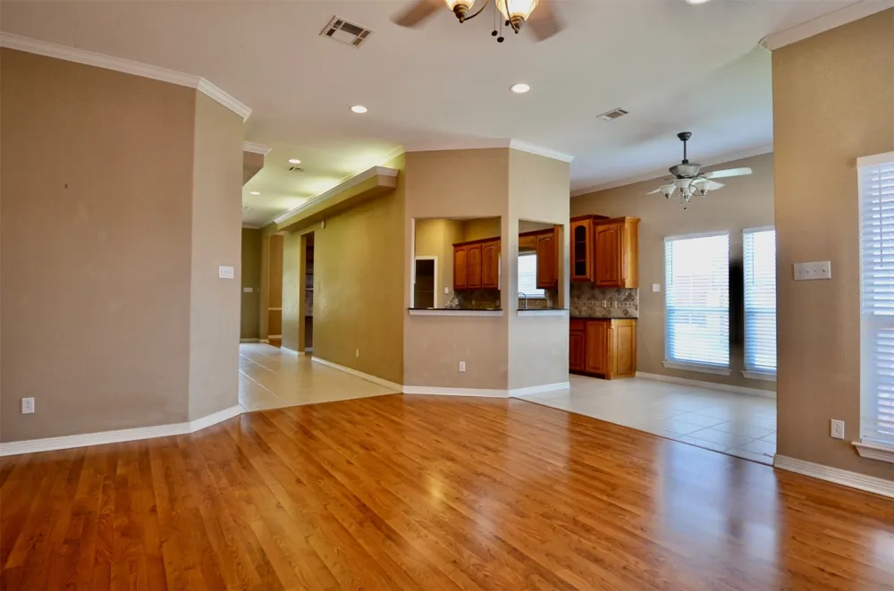924 Lands End Cove Hewitt, TX 76643